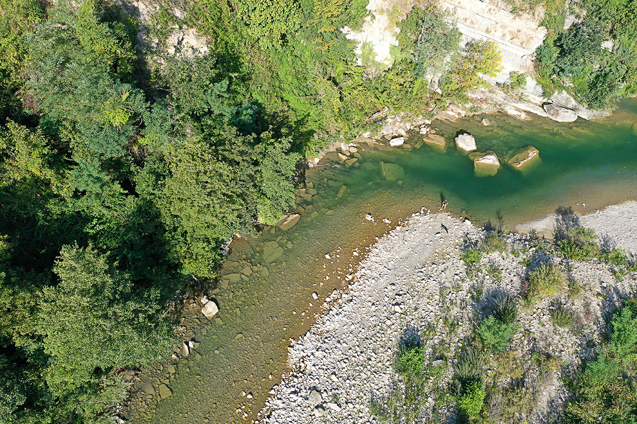 Ansa del fiume, foto da drone, pescatore, emilia, Castel del Rio